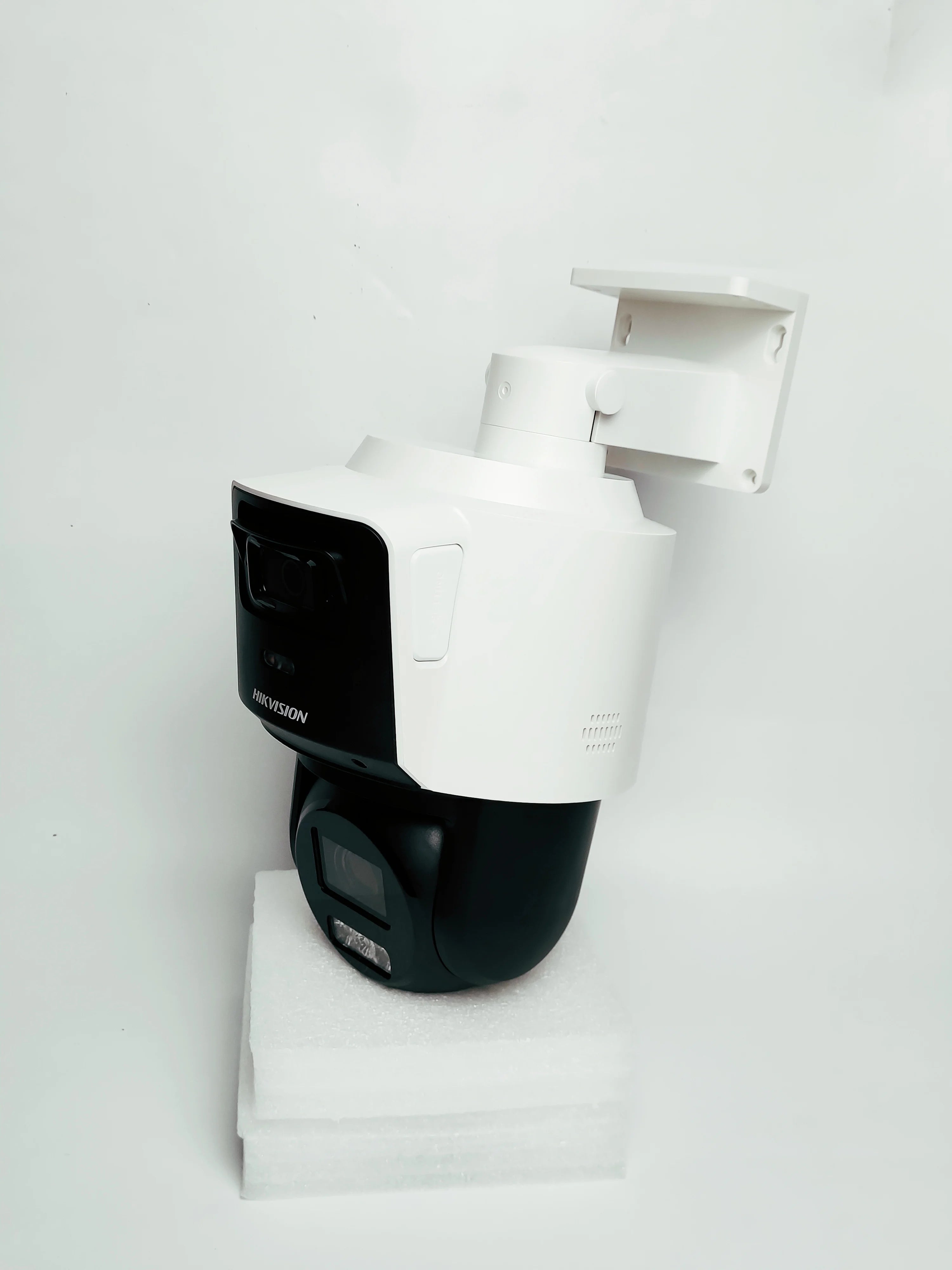 Hikvision TandemVu DS-2SE3C404MWG-E/14 – 4MP + 4MP PTZ-IP-Kamera mit PoE & 4× Zoom für professionelle Rundumüberwachung